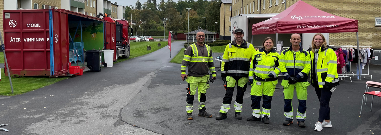 Fem medarbetare från Hässleholm Miljö framför insamling av grovavfall och återbruk barnläder