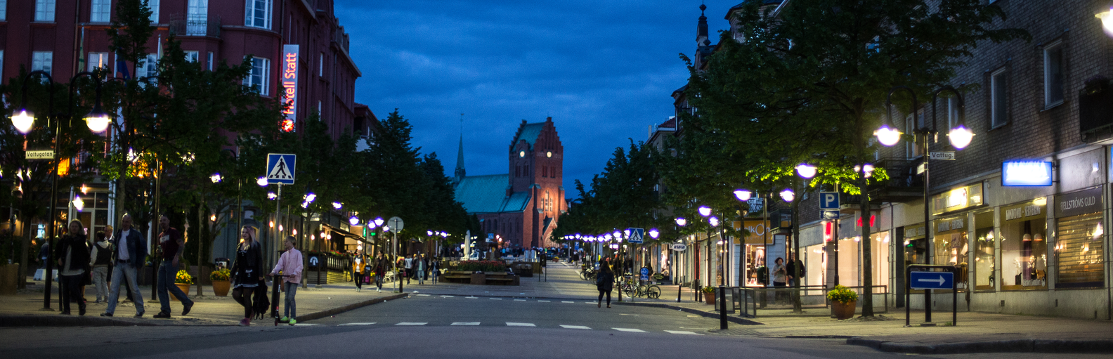 Hässleholms centrum en sommarkväll. Människor är ute och går, cyklar.